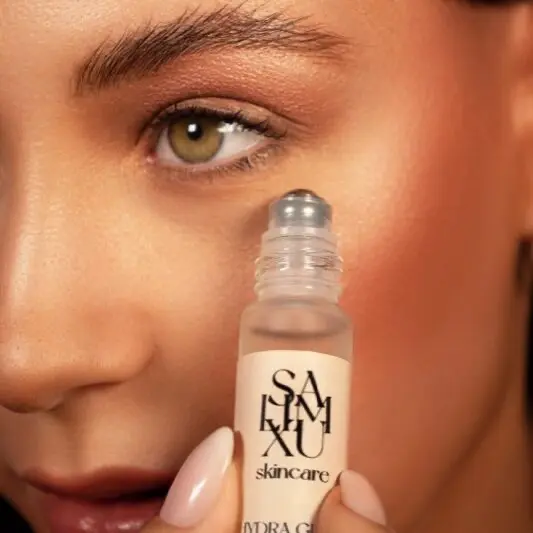 Auftragung-des-Hydra-Glow-Eye-Serum