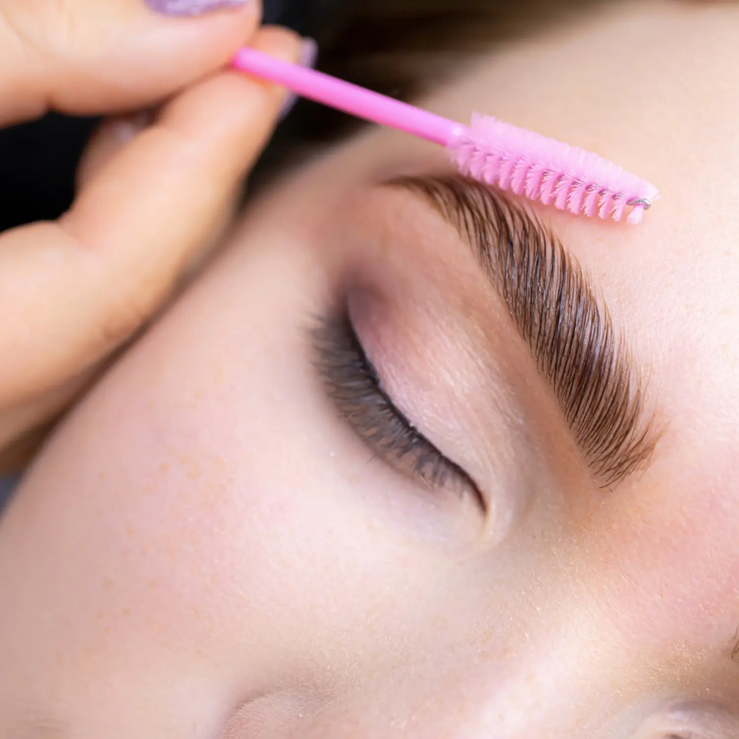 Augenbrauen-und-Wimpern-Behandlung