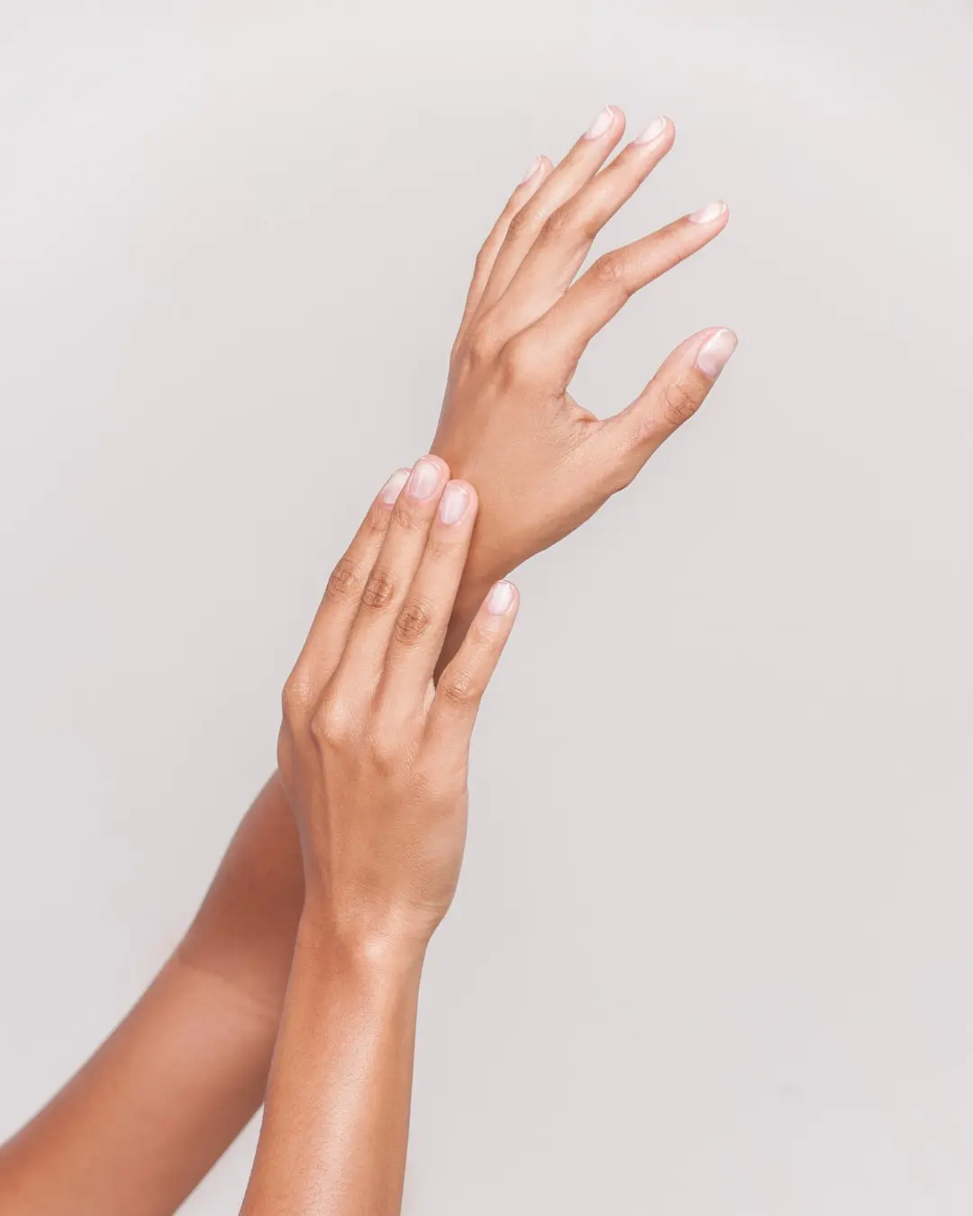 Schoene-Pflege-der-Hand-durch-Lima-Beauty